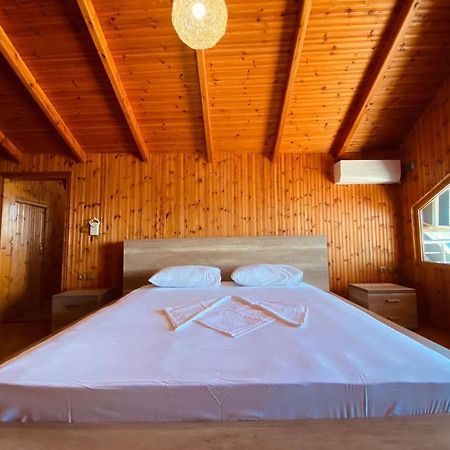 Wild Villa Apartments Sarande Bagian luar foto